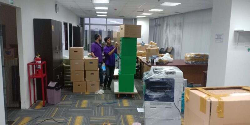 Tim Zetta Movers sedang menangani proses pindahan apartemen dengan rapi dan terorganisir di dalam gedung.