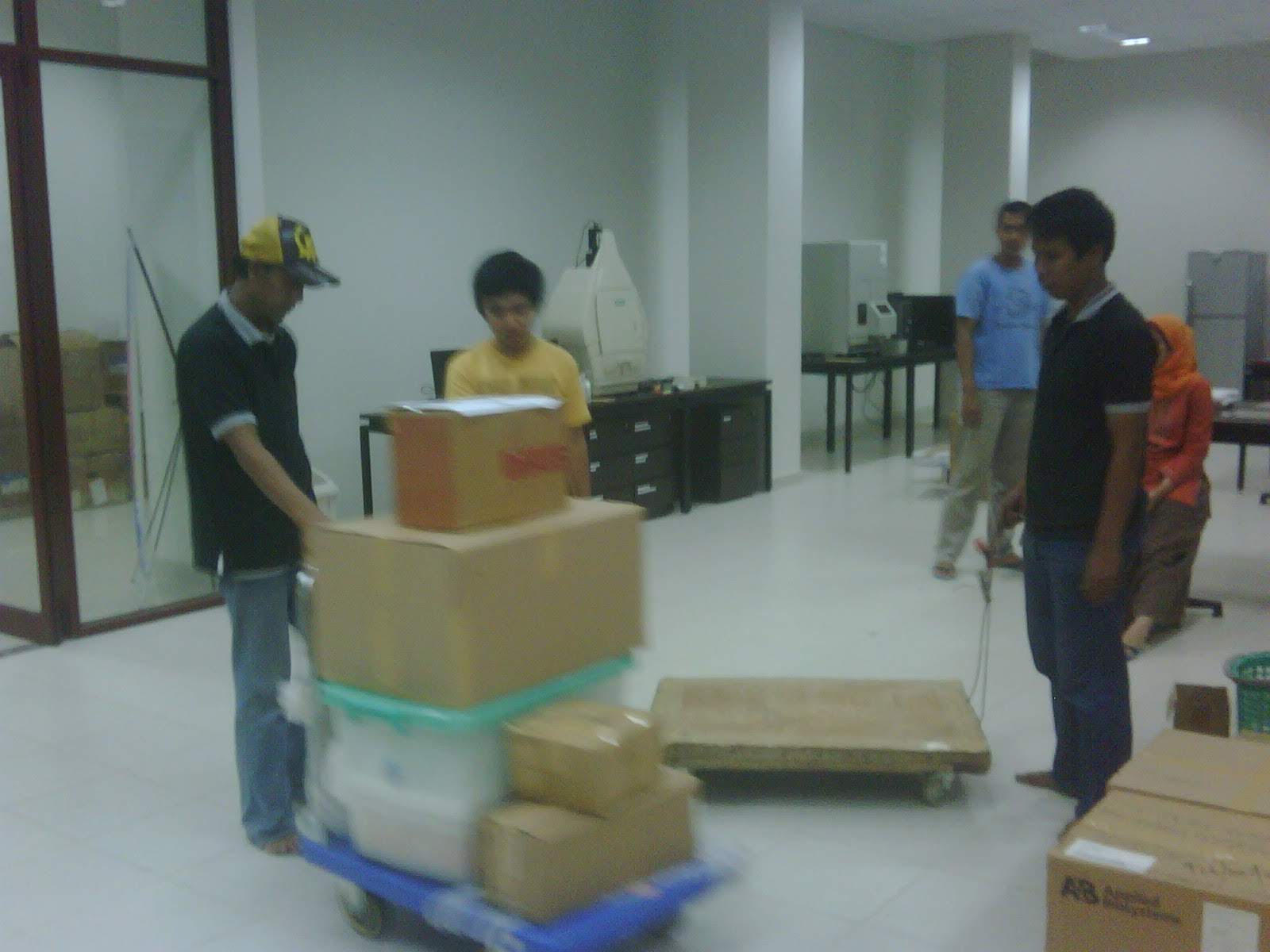 Packing Alat Laboratorium - Zetta Movers