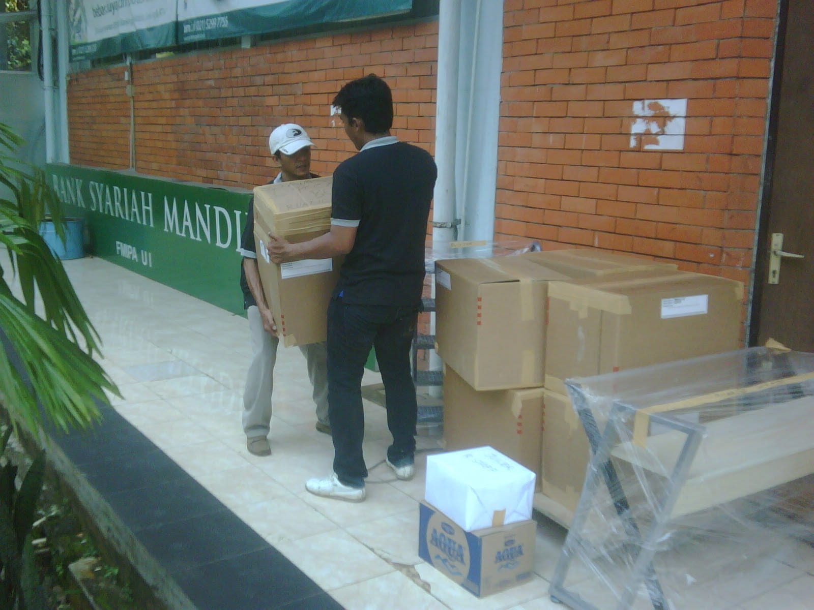 Proses Loading Barang Laboratorium - Zetta Movers