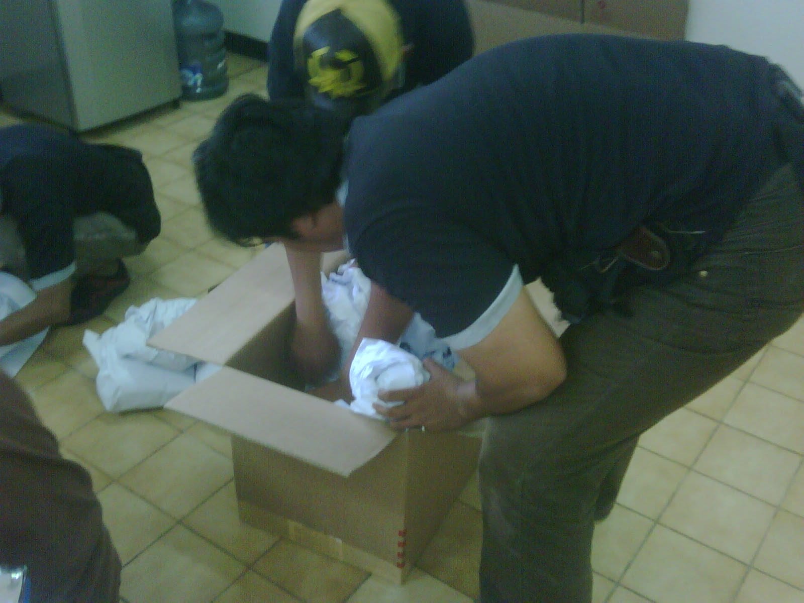 Proses Packing barang Laboratorium - Zetta Movers
