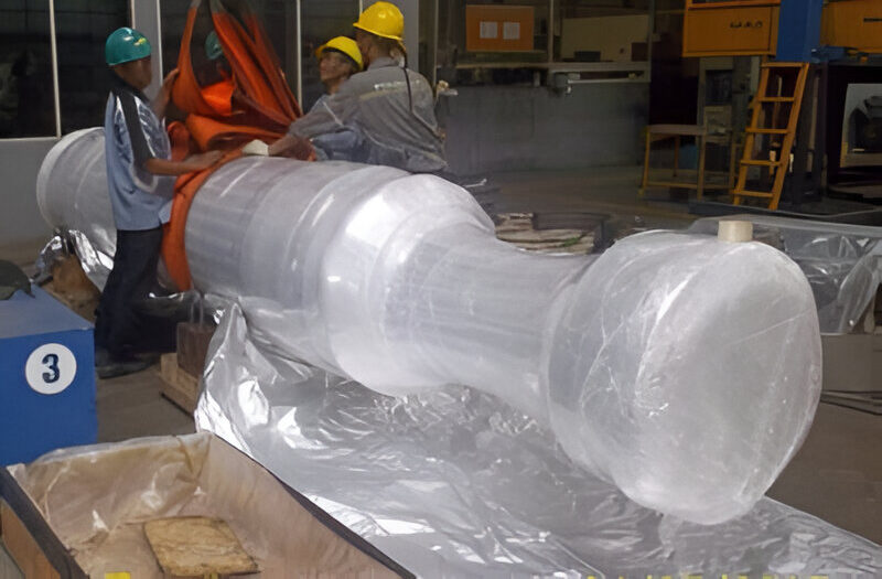 Proses pembungkusan dan pengangkatan mesin industri besar dengan plastik wrapping
