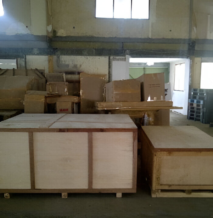 Packing kayu profesional untuk mesin dan peralatan industri oleh Zetta Movers